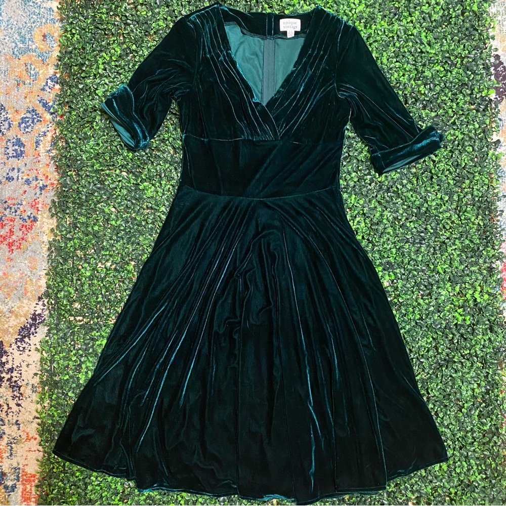 Unique Vintage Brand. Emerald Green Velvet Dress. Size Large.